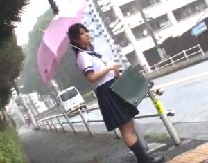 通学ひよこ少女×潮吹き痴漢｜バスの車内で、まんこの中をくちゅくちゅ弄られる制服JK。お漏らししちゃう