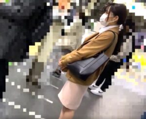 リアル痴漢×素人OL×盗撮｜可愛い娘を駅のホームから尾行して車内で犯す鬼畜男。逆さ撮りの映像には、まんこを弄る指が・・・