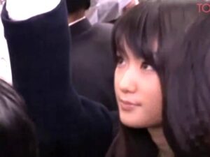 ひよこ少女×通学電車痴漢｜犯罪者に思春期まんこを弄りまくられ、指を挿入。くちゅくちゅ愛液が溢れてしまうロリ制服JK