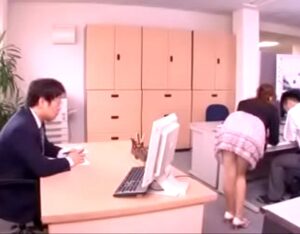 時間停止×オフィス｜美脚フェチの中年上司が、若いOLたちの動きを止める。立ちバックでチンポ挿入。犯しまくりｗ