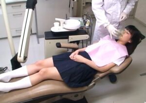 歯科医師×麻酔×盗撮｜学校帰りのひよこ少女を、治療と騙して眠らせ生チンポぶち込んでドクドク種付けマーキング