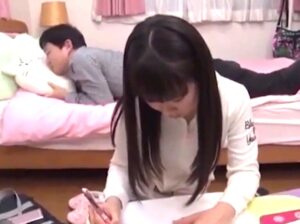 ひよこJCJS妹×近親相姦｜自分の部屋で宿題をしているロリ妹を悪戯する黒兄貴。性調教してハメ犯す