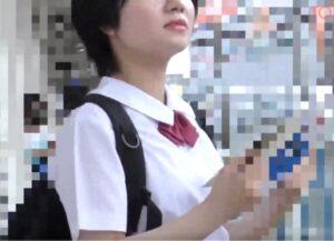 制服ひよこJK×粘着痴漢×逆さ盗撮｜車内で静かに犯されてゆくアウロリ少女。下車後も、ヤリ部屋に連れ込まれ肉強姦、メス豚堕ち