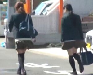 制服ひよこJK×通学電車強姦｜車内でセクハラ痴漢されるアウロリ少女。思春期マンコにローター＆肉棒をぶち込まれてしまう
