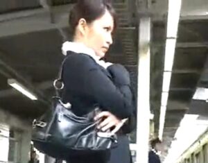 スーツOL×電車輪姦｜車内で集団痴漢され汚されちゃうOL