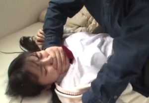 上司の娘×凌辱強姦｜ひよこ少女の喉奥にデカチンぶち込んでずぼずぼイラマ凌辱して、口内射精する部下。ザーメンでどろどろ