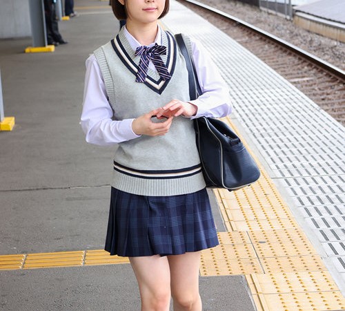 横宮七海｜ひよこ制服JK×電車アクメ痴漢｜二人の男に痴漢され発情しちゃった制服JK。下車後も倉庫に連れ込まれて肉便器強姦