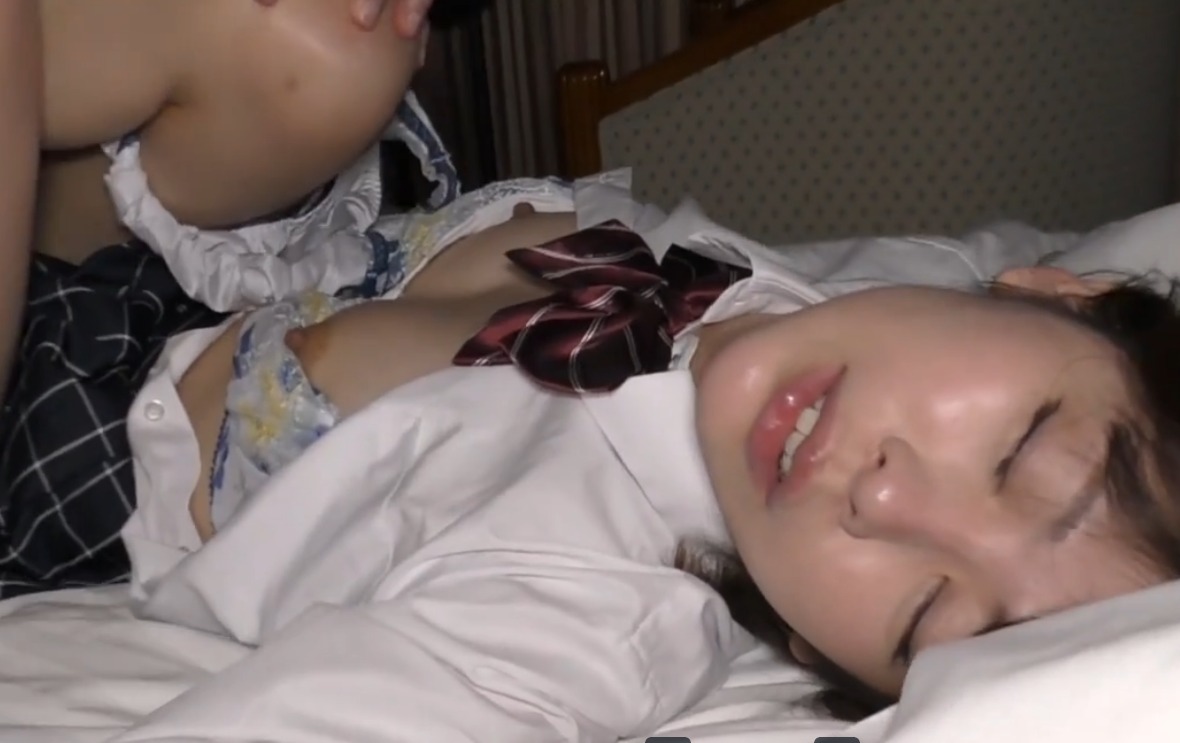 アウロリ少女×睡眠薬×孕ませ強姦＆盗撮｜薬の効果でウトウトする制服JK。犯し続けて、たっぷり種付けレイプ