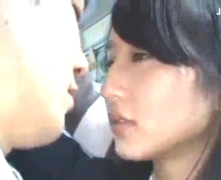 発情ひよこJK×通学バス痴漢｜中年オヤジに触られ興奮しちゃうウブな制服娘。対面男とキスして、望んでフェラまで・・・