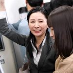 熟女おばさん×発情サイレント痴漢｜尻やマンコを触られ感じちゃう人妻。娘にバレないようにイキ乱れ、痴漢男を受け入れちゃう｜織田真子 月野ゆりね 野上しおり