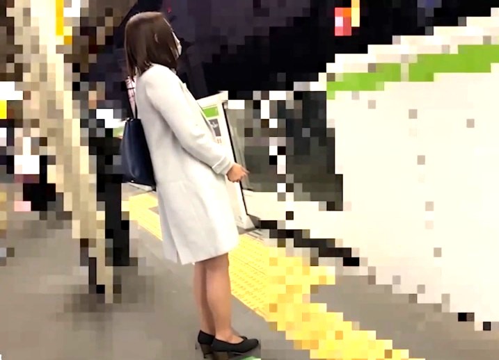 ガチ本物痴漢？×逆さ盗撮｜会社に向かう素人OLを満員電車で犯す鬼畜男。スカートの中に手が忍び込みまんこを・・・