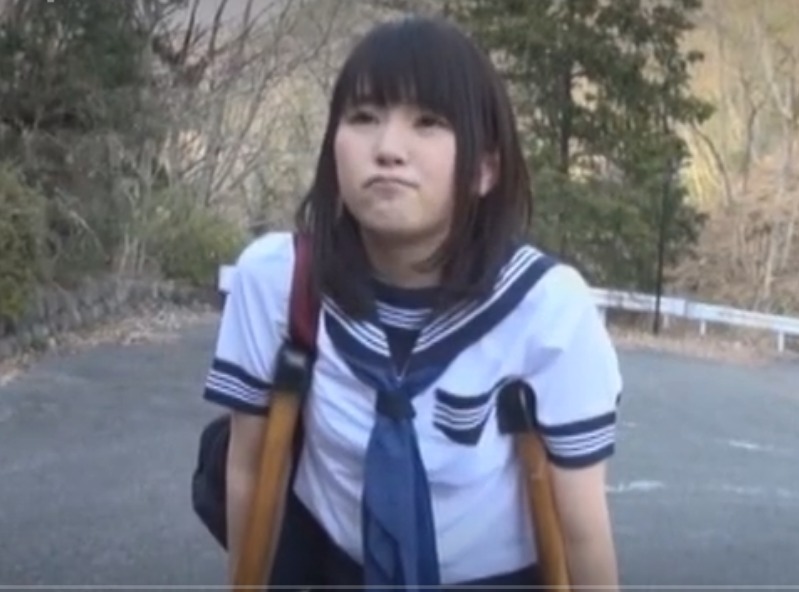 ヘンリー塚本｜セーラーひよこ少女×鬼畜強姦｜足が悪く松葉杖の制服JKが、人がいない野外で中年オヤジに襲われ、ハメ犯される